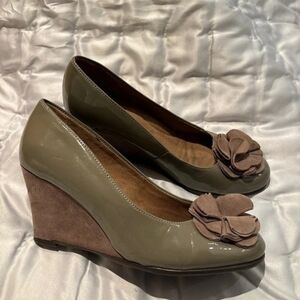 Elegant Olive Green Wedge Shoes with Floral Accent